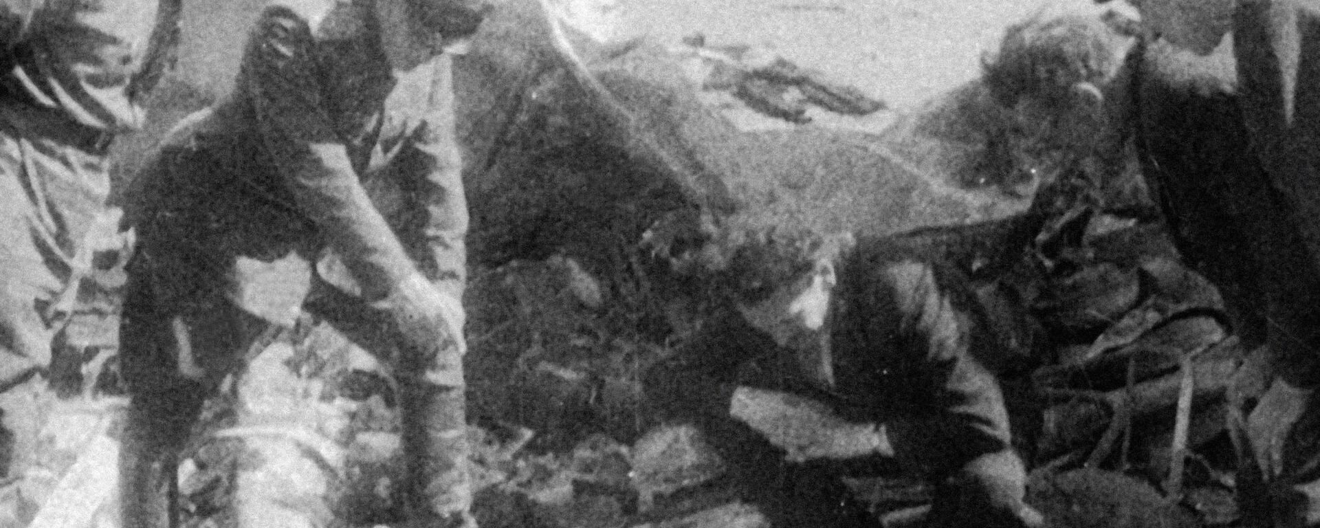 Солдаты осматривают подвалы, в которых во время немецкой оккупации скрывались евреи, Каунас, Литва - Sputnik Литва, 1920, 11.06.2021