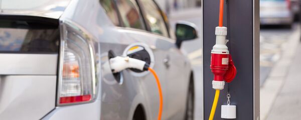 Электромобиль на зарядной станции, архивное фото - Sputnik Литва