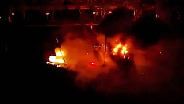 В Миннеаполисе протестующие сожгли полицейский участок - Sputnik Литва