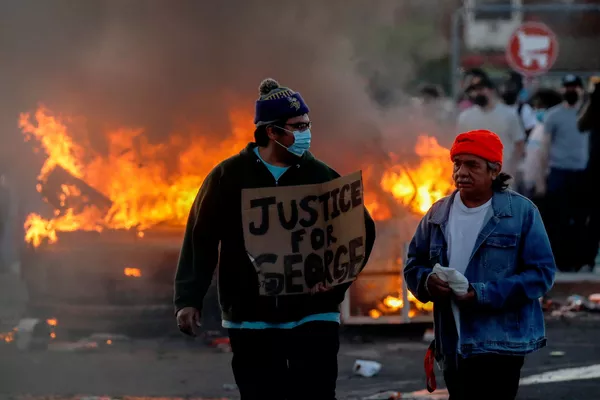 Miestas ugnyje: nufilmuotas JAV policijos nuovados padegimas