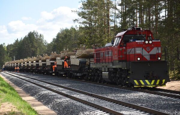 Новую железную дорогу для переброски сил НАТО в Литве показали на видео - Sputnik Литва