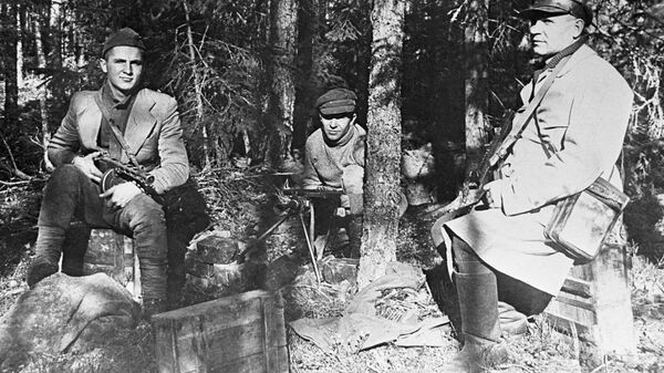 Литовские партизаны Николай Букинас, Андрей Трушкинас и Сергей Неведомкис (слева направо) в лесном лагере, 1 сентября 1944 года - Sputnik Lietuva