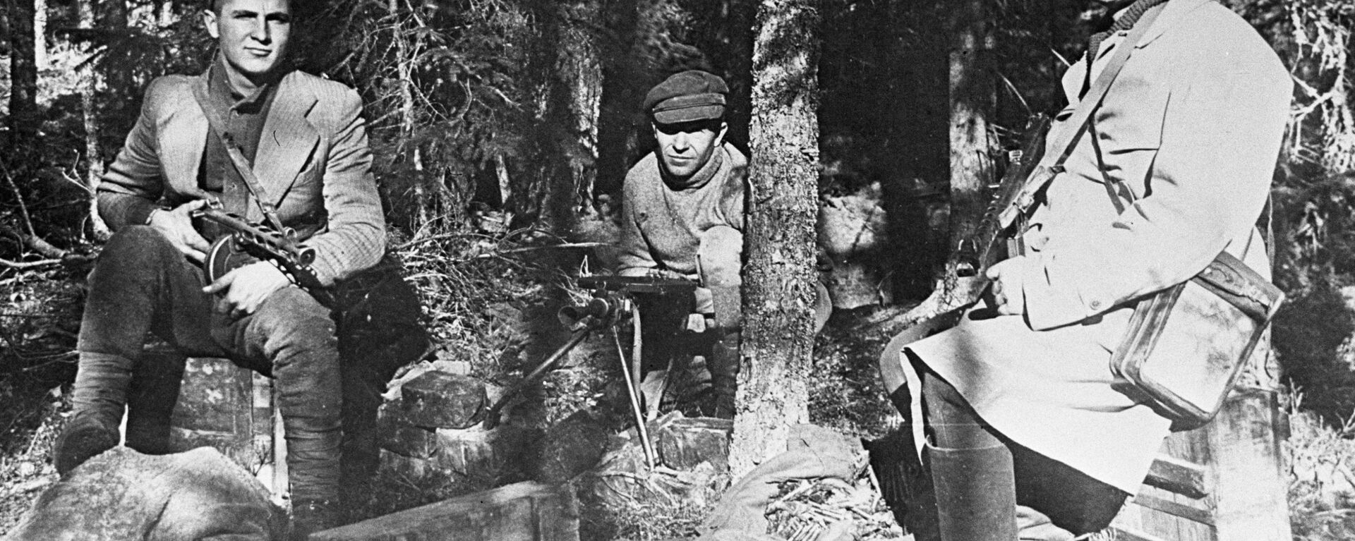 Литовские партизаны Николай Букинас, Андрей Трушкинас и Сергей Неведомкис (слева направо) в лесном лагере, 1 сентября 1944 года - Sputnik Lietuva, 1920, 02.06.2020