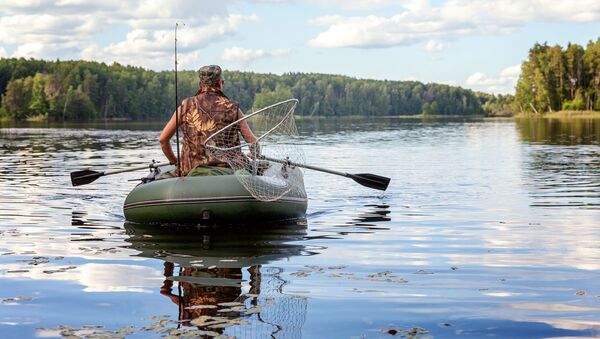 Рыбак на резиновой лодке, архивное фото - Sputnik Lietuva