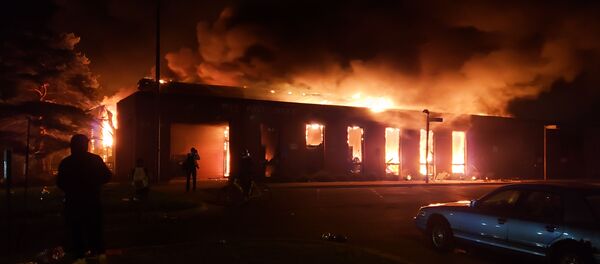 Протестующие сжигают здание, демонстрируя возмущение смертью Джорджа Флойда под стражей в полиции Миннеаполиса - Sputnik Литва