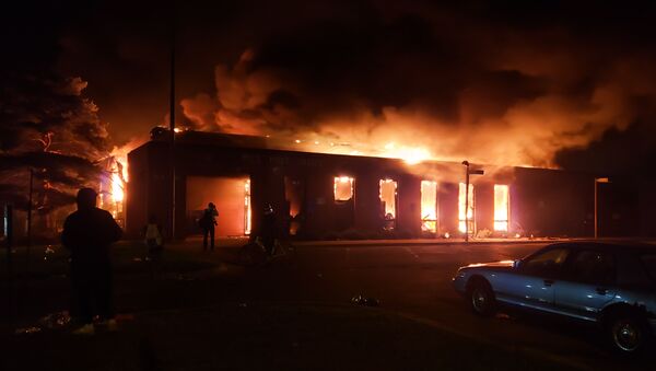 Протестующие сжигают здание, демонстрируя возмущение смертью Джорджа Флойда под стражей в полиции Миннеаполиса - Sputnik Литва