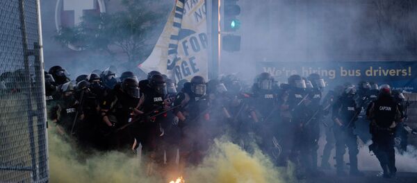 Сотрудники полиции во время протестов в Миннеаполисе Сотрудники полиции во время протестов в Миннеаполисе - Sputnik Lietuva