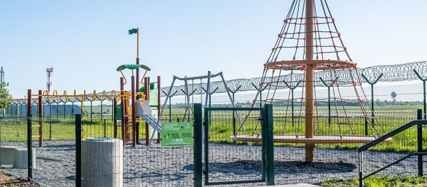 На наблюдательной площадке самолетов Вильнюсского аэропорта установлена детская игровая площадка На наблюдательной площадке самолетов Вильнюсского аэропорта установлена детская игровая площадка - Sputnik Lietuva