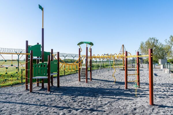 Vilniaus oro uosto lėktuvų stebėjimo aikštelėje įrengta žaidimų aikštelė vaikams Vilniaus oro uosto lėktuvų stebėjimo aikštelėje įrengta žaidimų aikštelė vaikams - Sputnik Lietuva