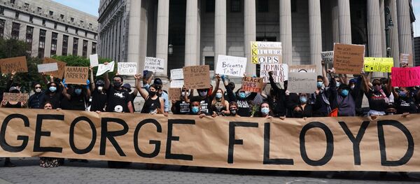 Участники протеста, вызванного смертью афроамериканца Джорджа Флойда, на одной из улиц Нью-Йорка Участники протеста, вызванного смертью афроамериканца Джорджа Флойда, на одной из улиц Нью-Йорка - Sputnik Lietuva