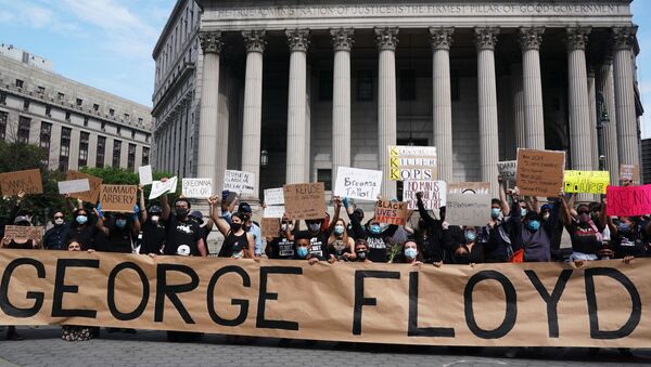 Участники протеста, вызванного смертью афроамериканца Джорджа Флойда, на одной из улиц Нью-Йорка - Sputnik Lietuva