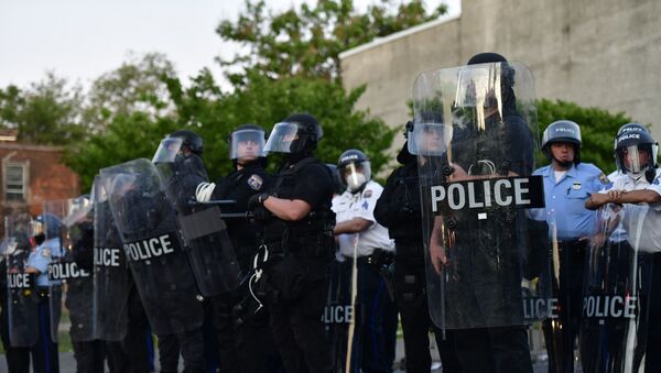 Полиция во время массовых беспорядков  после убийства Джорджа Флойда, Филадельфия, Пенсильвания 31 мая 2020 года - Sputnik Lietuva