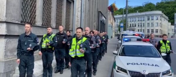 Полицейские почтили память погибшего коллеги Полицейские почтили память погибшего коллеги - Sputnik Литва