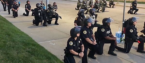 В США полицейские встали на одно колено перед протестующими В США полицейские встали на одно колено перед протестующими - Sputnik Литва