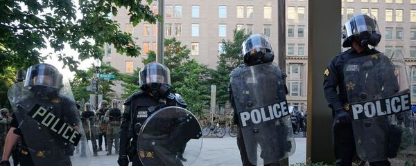 Сотрудники полиции на одной из улиц в Вашингтоне во время акции протеста, 1 июня 2020 года - Sputnik Литва