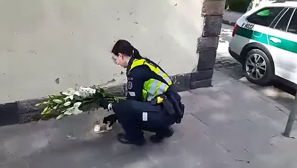 Полиция Литвы убирает цветы и свечи у здания посольства США - Sputnik Lietuva