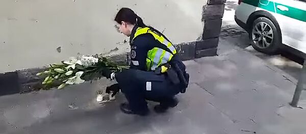 Полиция Литвы убирает цветы и свечи у здания посольства США - Sputnik Литва