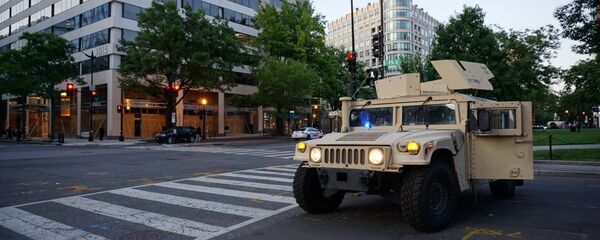 Бронеавтомобиль Humvee военной полиции США на одной из улиц в Вашингтоне, архивное фото - Sputnik Литва