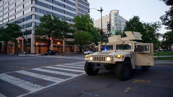 Бронеавтомобиль Humvee военной полиции США на одной из улиц в Вашингтоне, архивное фото - Sputnik Lietuva
