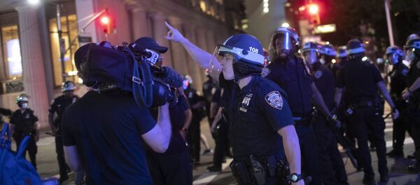 Офицер полиции кричит на видеожурналиста Associated Press Роберта Бамстеда Офицер полиции кричит на видеожурналиста Associated Press Роберта Бамстеда - Sputnik Lietuva