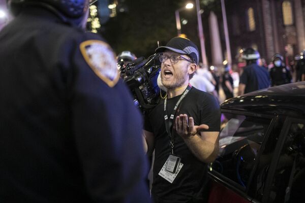 Полицейские Нью-Йорка окружили, пихали и выкрикивали ругательства в адрес двух журналистов Associated Press - Sputnik Lietuva