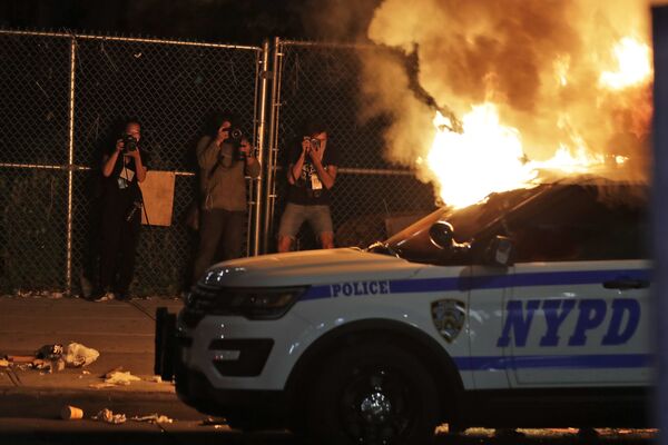 Фотографы во время съемки горящей полицейской машины в Нью-Йорке  - Sputnik Lietuva