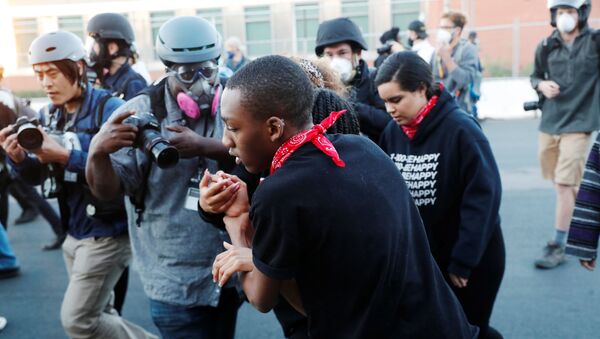 Фотожурналист LA Times Джейсон Армонд и фотожурналист Го Накамура во время протестов в США  - Sputnik Lietuva