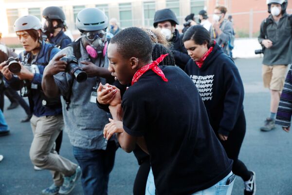 Фотожурналист LA Times Джейсон Армонд и фотожурналист Го Накамура во время протестов в США  - Sputnik Lietuva