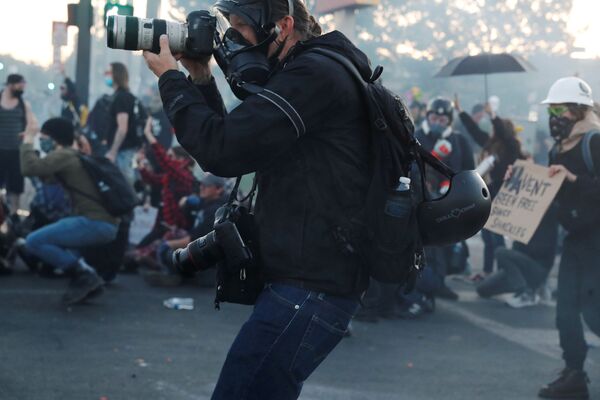 Фотограф New York Times  во время съемки протестов в США  - Sputnik Lietuva