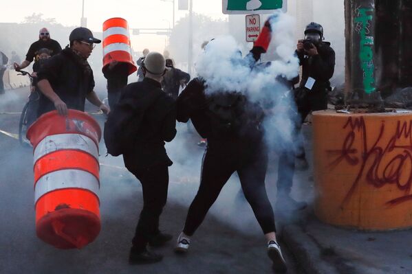 Фотожурналист AP во время фотографирования протестующих в Миннеаполисе - Sputnik Lietuva