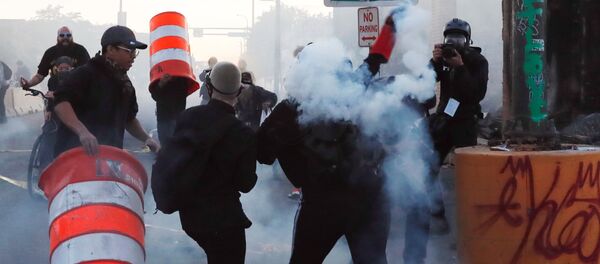 Фотожурналист AP во время фотографирования протестующих в Миннеаполисе Фотожурналист AP во время фотографирования протестующих в Миннеаполисе - Sputnik Lietuva