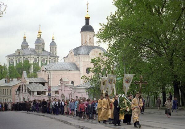 Крестный ход на улицах Смоленска в день Святой Троицы - Sputnik Литва