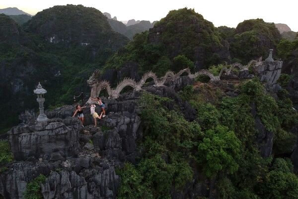 Туристы на смотровой площадке пещеры Муа во Вьетнаме  - Sputnik Lietuva