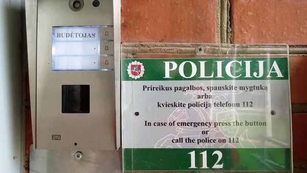Табличка с номером вызова полиции на стене дома - Sputnik Литва