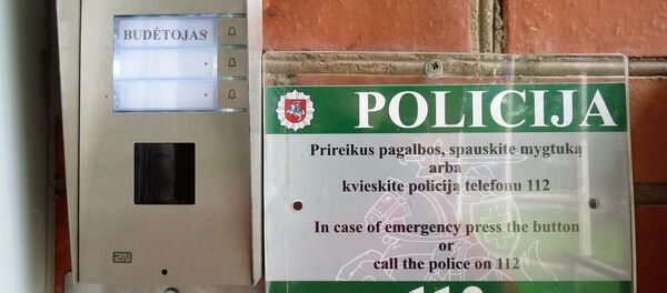 Табличка с номером вызова полиции на стене дома - Sputnik Литва