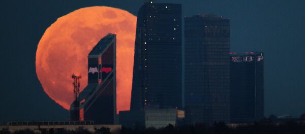 Полнолуние над Московским международным деловым центром Москва-Сити - Sputnik Литва