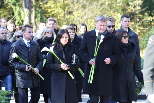 Жена, отец и мать Юраса Пожелы в траурной процессии - Sputnik Lietuva