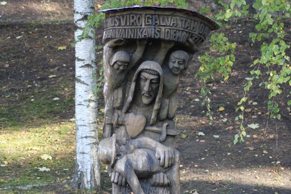 Деревянный памятник умершим у входа на Антакальнисское кладбище Вильнюса - Sputnik Lietuva