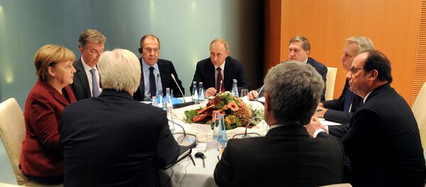 Путин, Меркель и Олланд обсудили в Берлине войну в Сирии Путин, Меркель и Олланд обсудили в Берлине войну в Сирии - Sputnik Литва