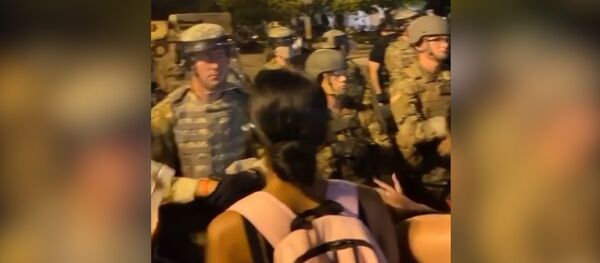 JAV protestuotojai priešinosi kariškiams prie Baltųjų rūmų JAV protestuotojai priešinosi kariškiams prie Baltųjų rūmų - Sputnik Lietuva