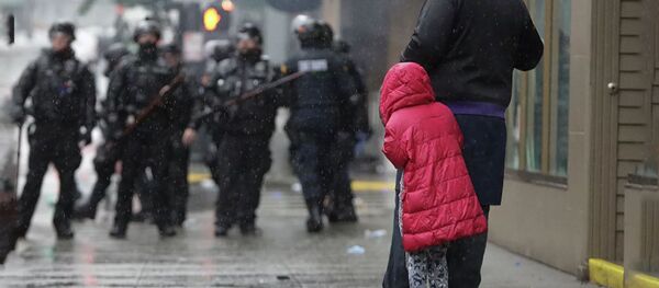 Девочка рядом с отцом во время протестов в Вашингтоне  - Sputnik Литва