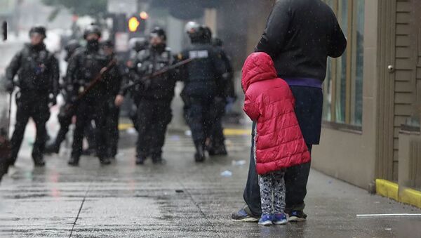 Девочка рядом с отцом во время протестов в Вашингтоне  - Sputnik Lietuva