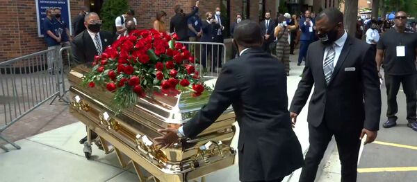 Nėra taikos be teisingumo: šimtai žmonių atėjo į atsisveikinimo su Džordžu Floidu ceremoniją Nėra taikos be teisingumo: šimtai žmonių atėjo į atsisveikinimo su Džordžu Floidu ceremoniją - Sputnik Lietuva