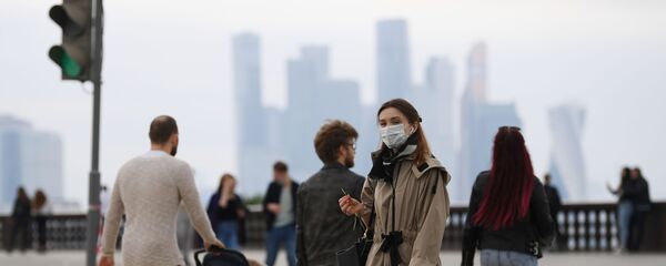 Девушка на пешеходном переходе Девушка на пешеходном переходе - Sputnik Lietuva