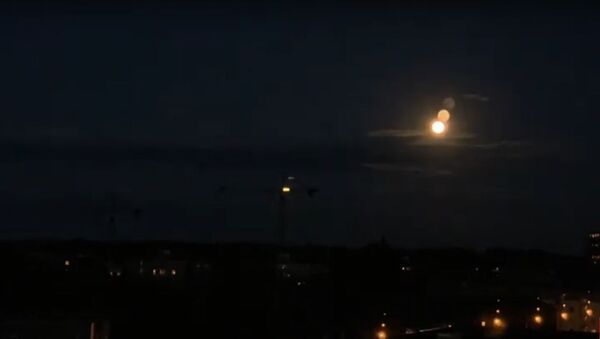 Появилось видео полутеневого затмения клубничной Луны - Sputnik Литва