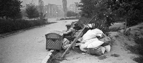 Жители Сталинграда, оставшиеся без крова Жители Сталинграда, оставшиеся без крова - Sputnik Lietuva