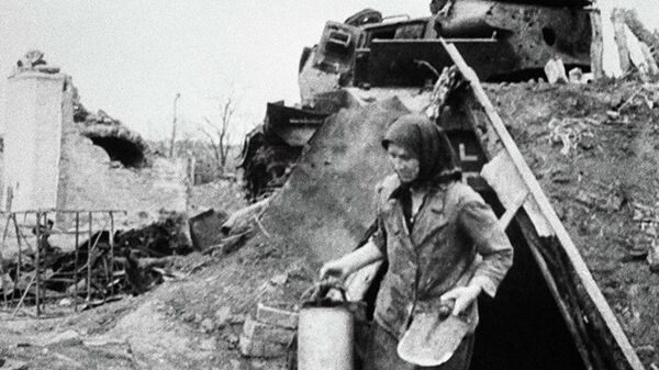 Жительница Сталинграда на улице города в годы Великой Отечественной войны - Sputnik Lietuva