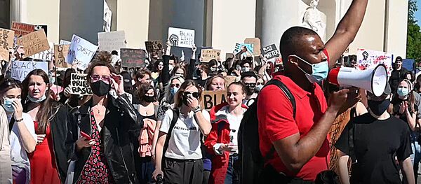 Жители Вильнюса вышли на акцию протеста против расизма - Sputnik Литва