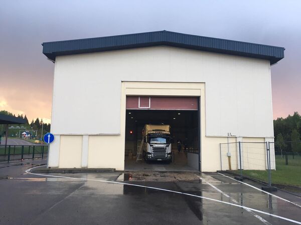 Rusas bandė išvežti kontrabandines cigaretes iš Lietuvos paslėpęs jas drabužiuose Rusas bandė išvežti kontrabandines cigaretes iš Lietuvos paslėpęs jas drabužiuose - Sputnik Lietuva