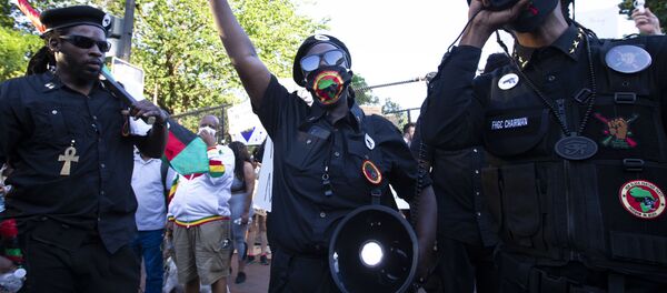 Демонстранты с логотипом партии Новая черная пантера выступают 7 июня 2020 года в Вашингтоне, США Демонстранты с логотипом партии Новая черная пантера выступают 7 июня 2020 года в Вашингтоне, США - Sputnik Lietuva